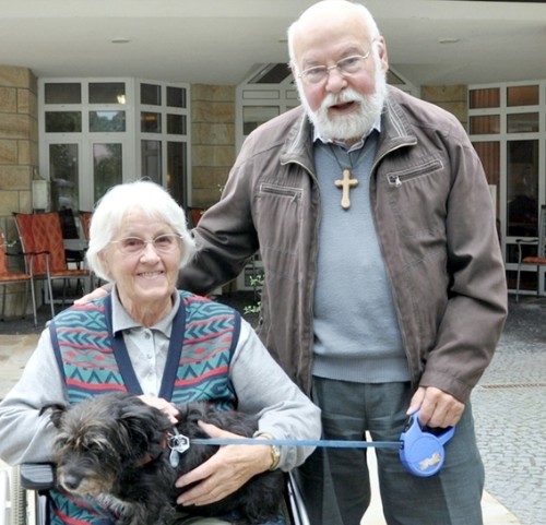 Pfarrer em. Konrad Köster mit einer Heimbewohnerin